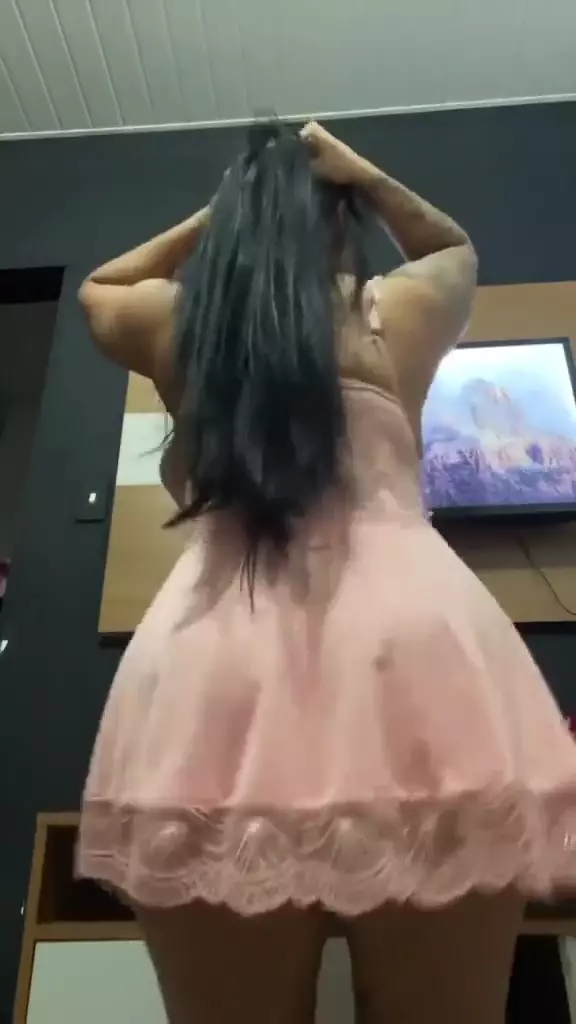 Josy Vania rebola bem safada com o vestido curto e a coroa rabuda