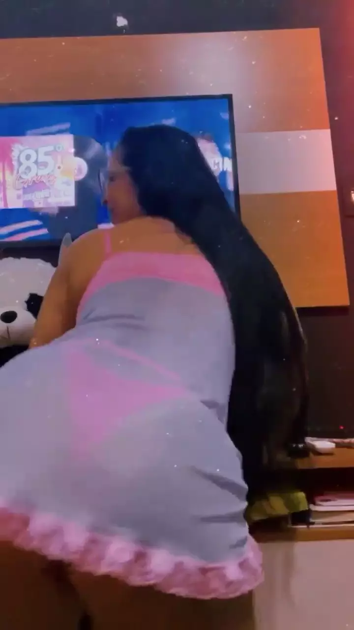 Josy Vania dançando e mostrando seu rebolado de mulher madura com um vestidinho sensual e uma calcinha fio dental bem marcadinha