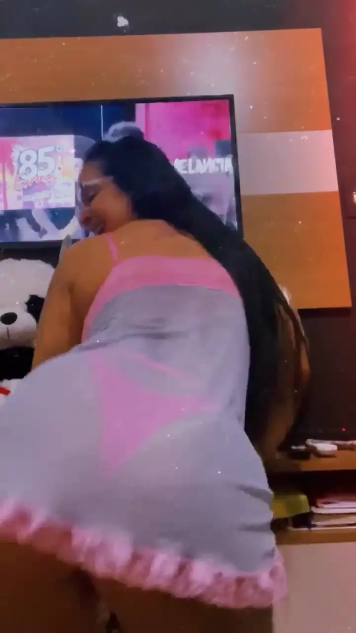 Josy Vania dançando e mostrando seu rebolado de mulher madura com um vestidinho sensual e uma calcinha fio dental bem marcadinha