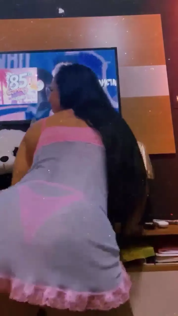 Josy Vania sensualizando com sua bunda linda de mãe gostosa, usando um vestidinho e uma calcinha fio dental bem apertadinha