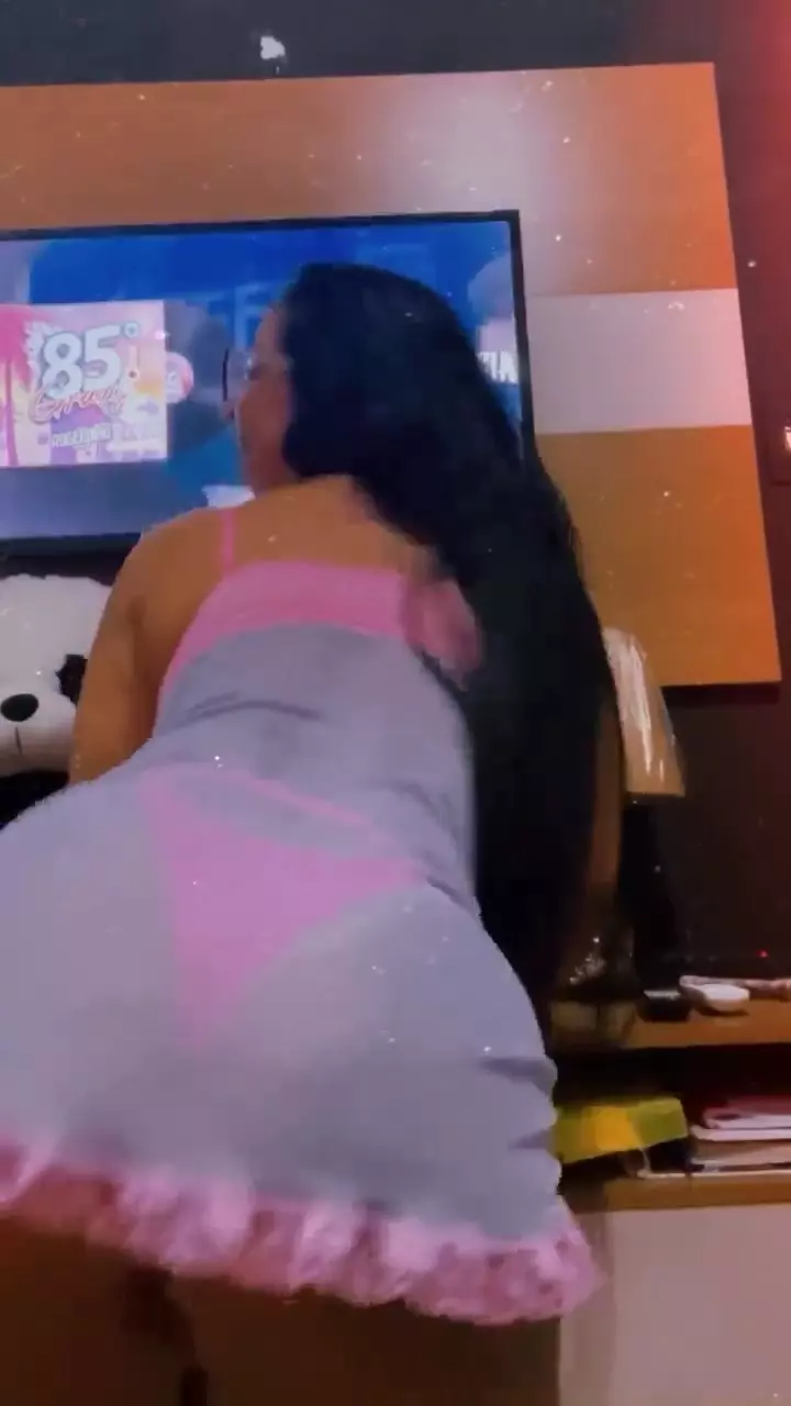 Josy Vania dançando e mostrando seu rebolado de mulher madura com um vestidinho sensual e uma calcinha fio dental bem marcadinha