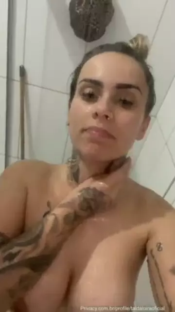 Uma loira gostosa tomando banho de forma bem íntima