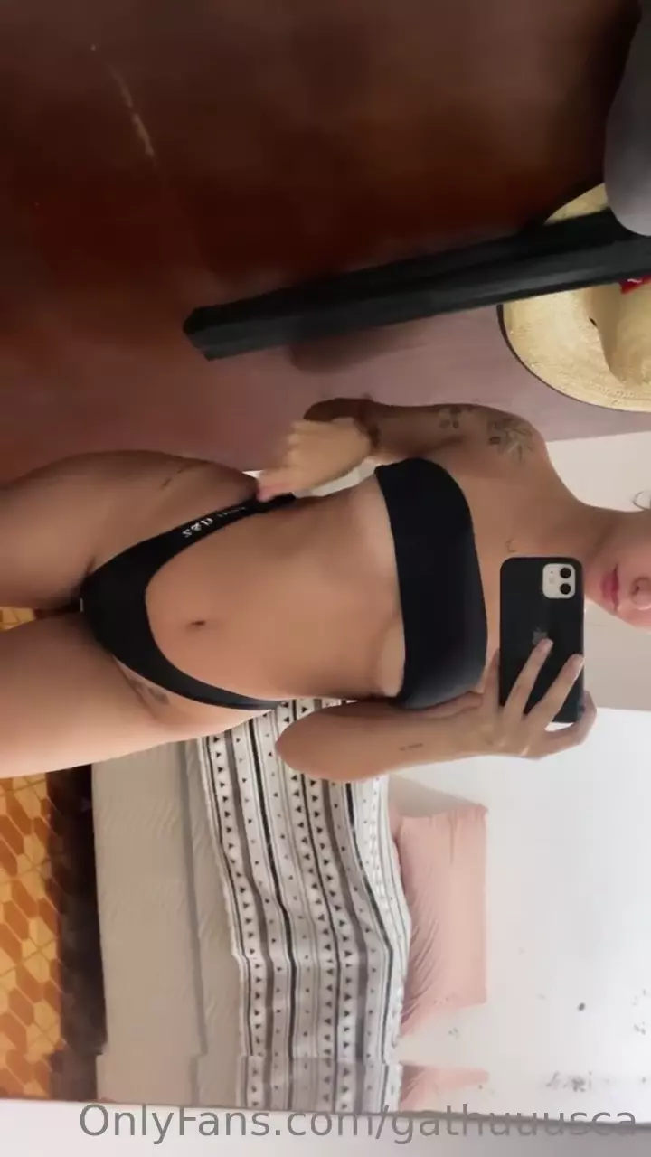 Beatriz Claudino arrasando na frente do espelho em um conteúdo do Onlyfans