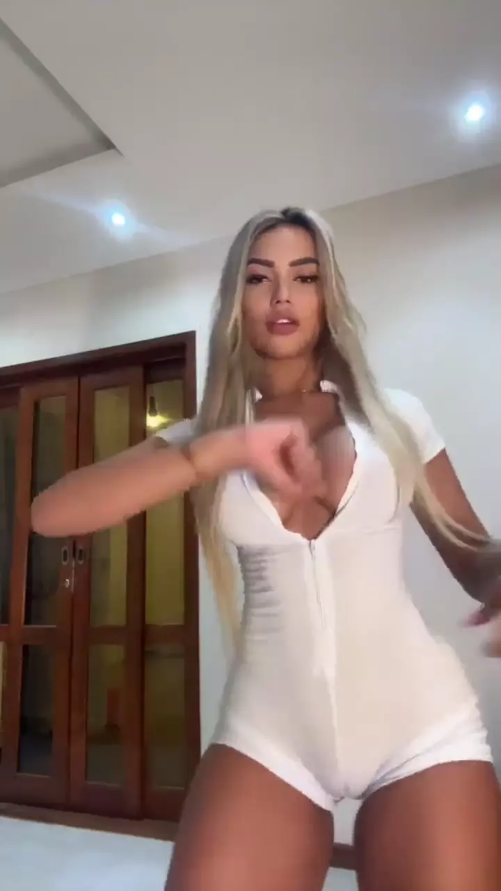 Karlyane Menezes, conhecida por arrasar no privacy, mandou super bem dançando de forma sensual