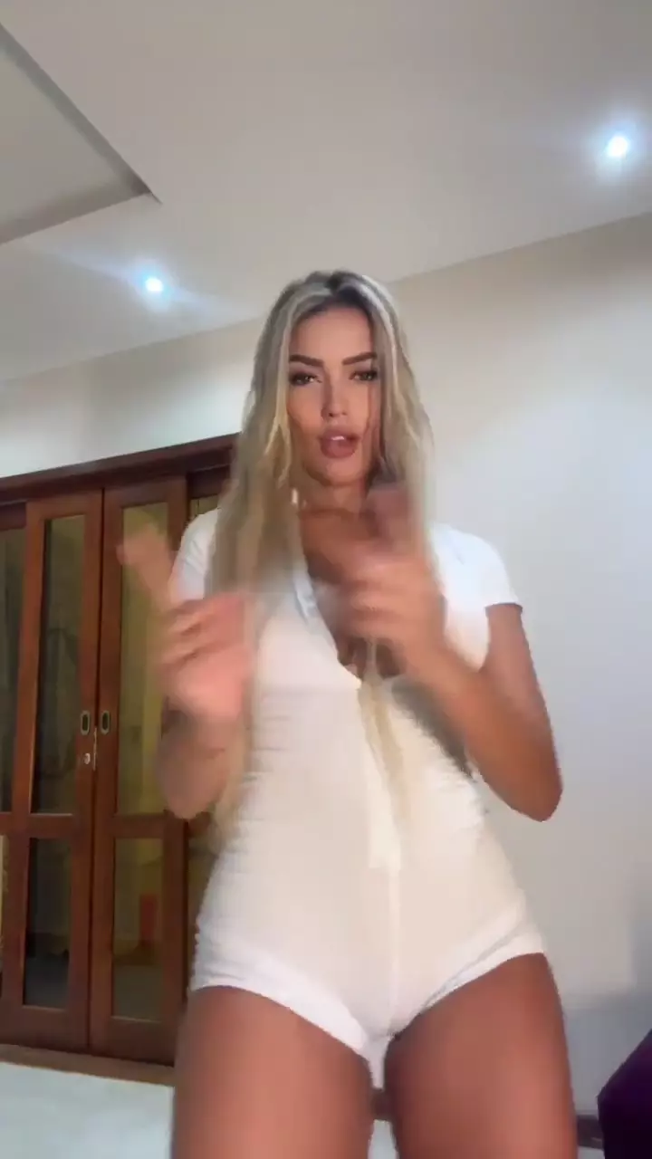 Karlyane Menezes, conhecida no mundo online, arrasando na dança com um estilo sensual