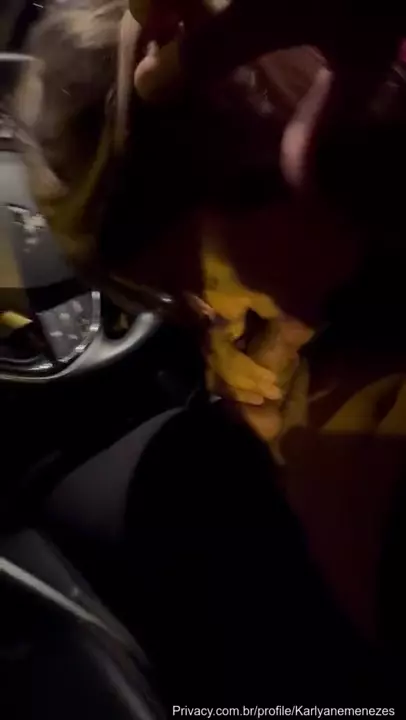 Karlyane Menezes fazendo um boquete para o parceiro no carro