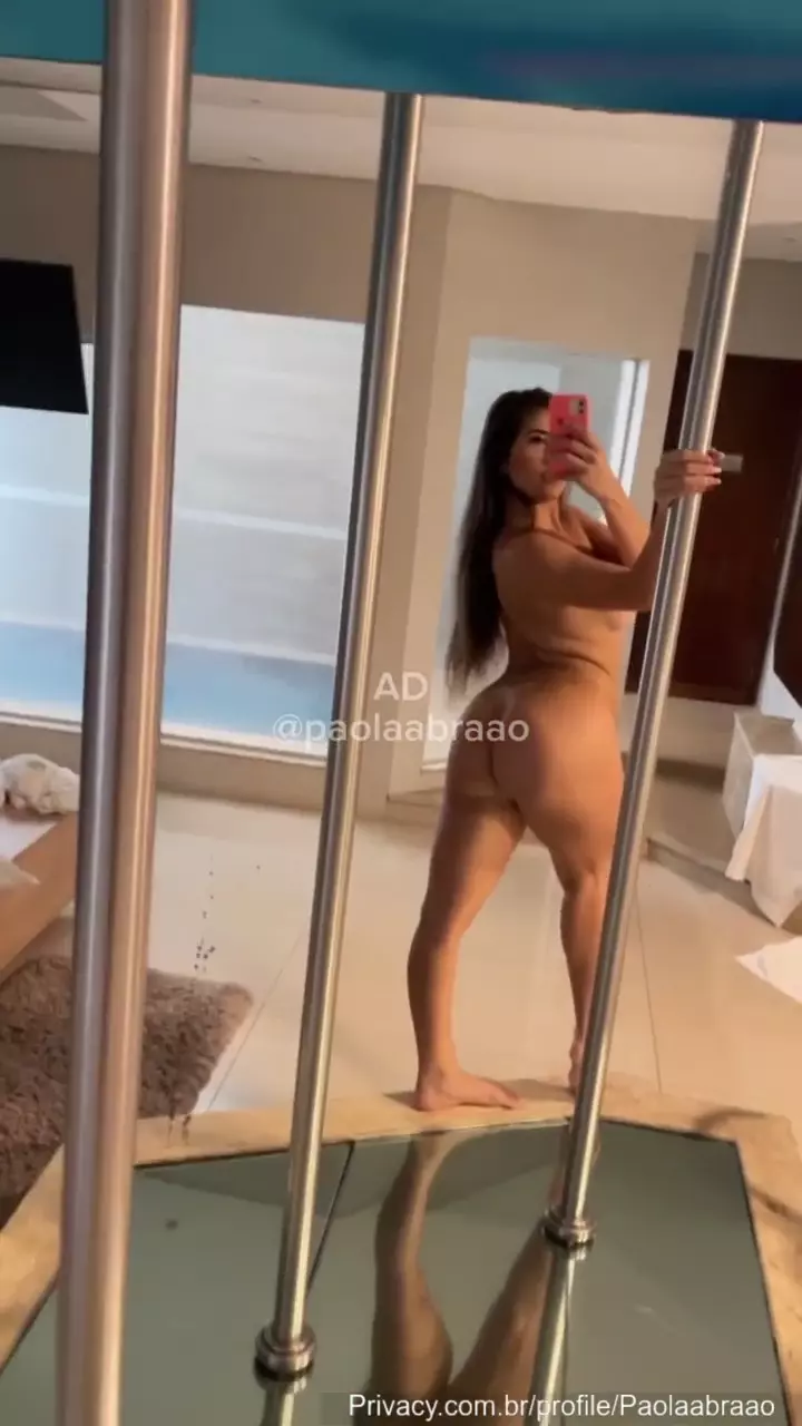 Paolla Abraão mostrando as teta e as bucetinha durante uma apresentação de pole dance em um motel