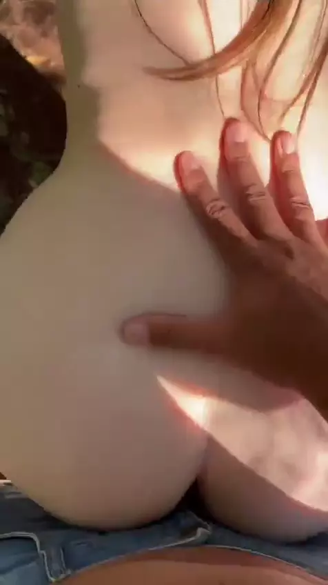 Prazer escorrendo da buceta da Larizinhafans depois de um peitinho no mato