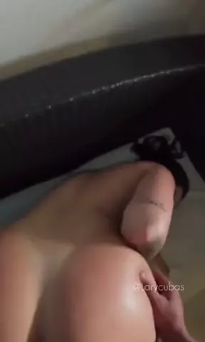 Lary Cubas fudendo gostoso na piscina e no sofá