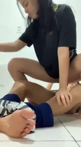 Reddit com uma novinha de calcinha exibindo seu corpo todo, incluindo sua bucetinha cheia de pelos