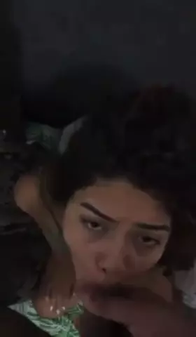 Delícia recebendo uma carga na cara depois de fazer um boquete