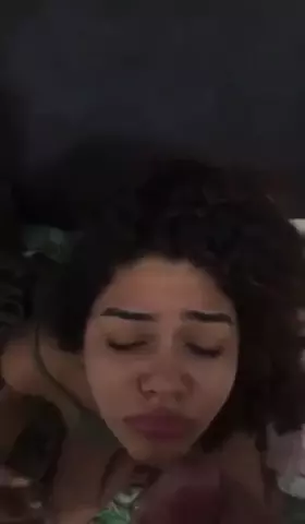 Delícia recebendo uma carga na cara depois de fazer um boquete