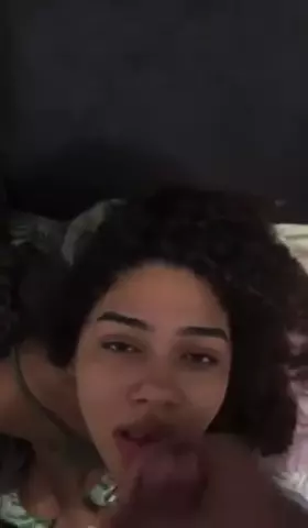 Delícia recebendo uma carga na cara depois de fazer um boquete