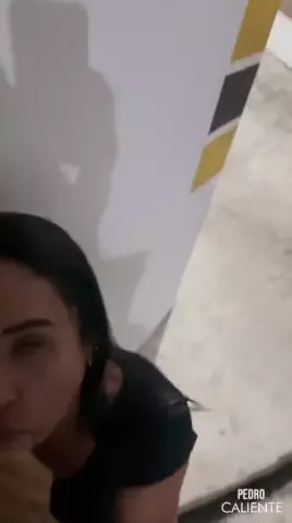 Transando com a mulher casada no elevador e depois de um jeito bem intenso na cama