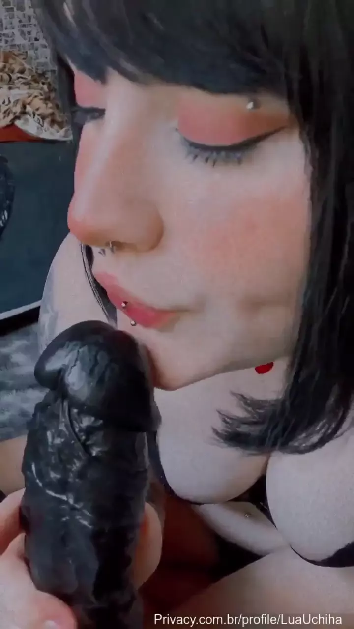 Lua Uchiha Moreninha se deliciando com um pau de borracha escuro