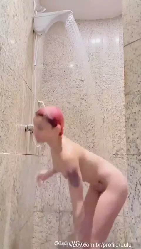 Novinha Lulu Witox do Tiktok tomou banho peladinha