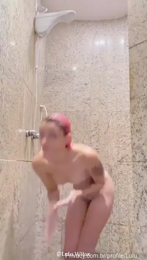 Lulu Witox do Tiktok fazendo um banho nuzinha