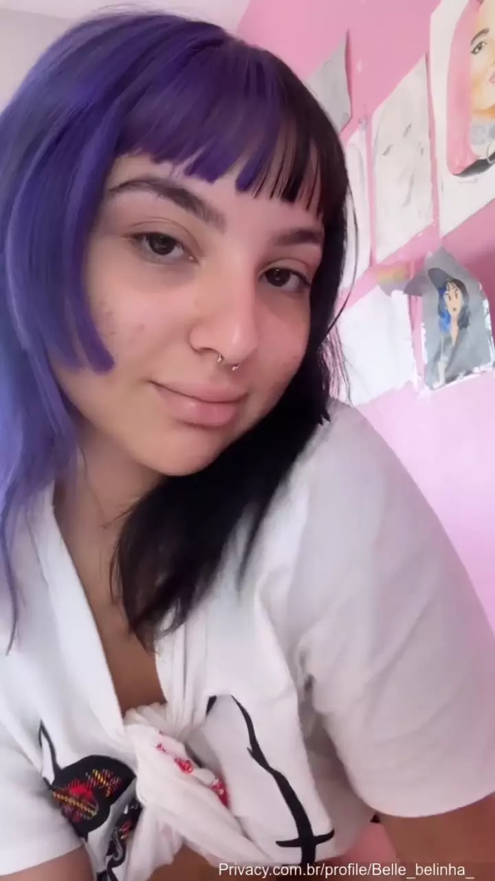 Belle Belinha, a novata do OnlyFans, foi flagrada dando umas tragadas no vape enquanto estava de calcinha