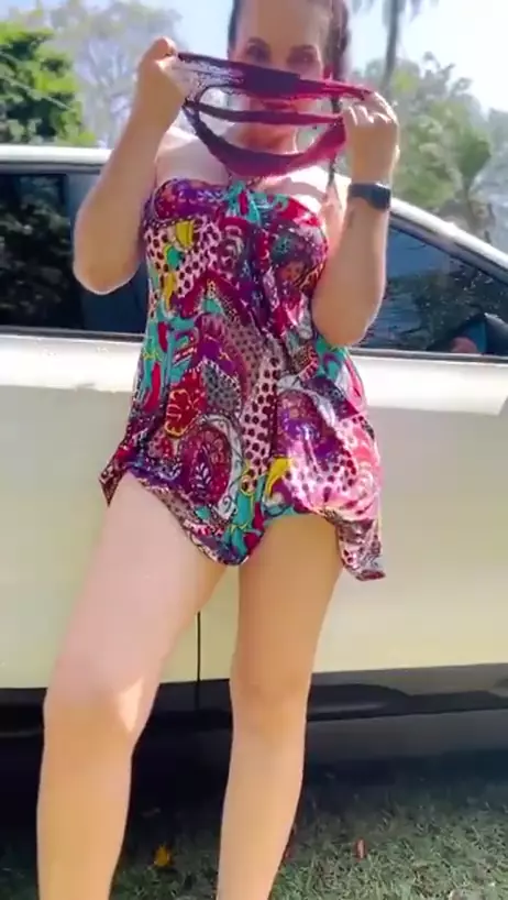 Luiza Ambiel, muito conhecida, fez sexo solo no carro