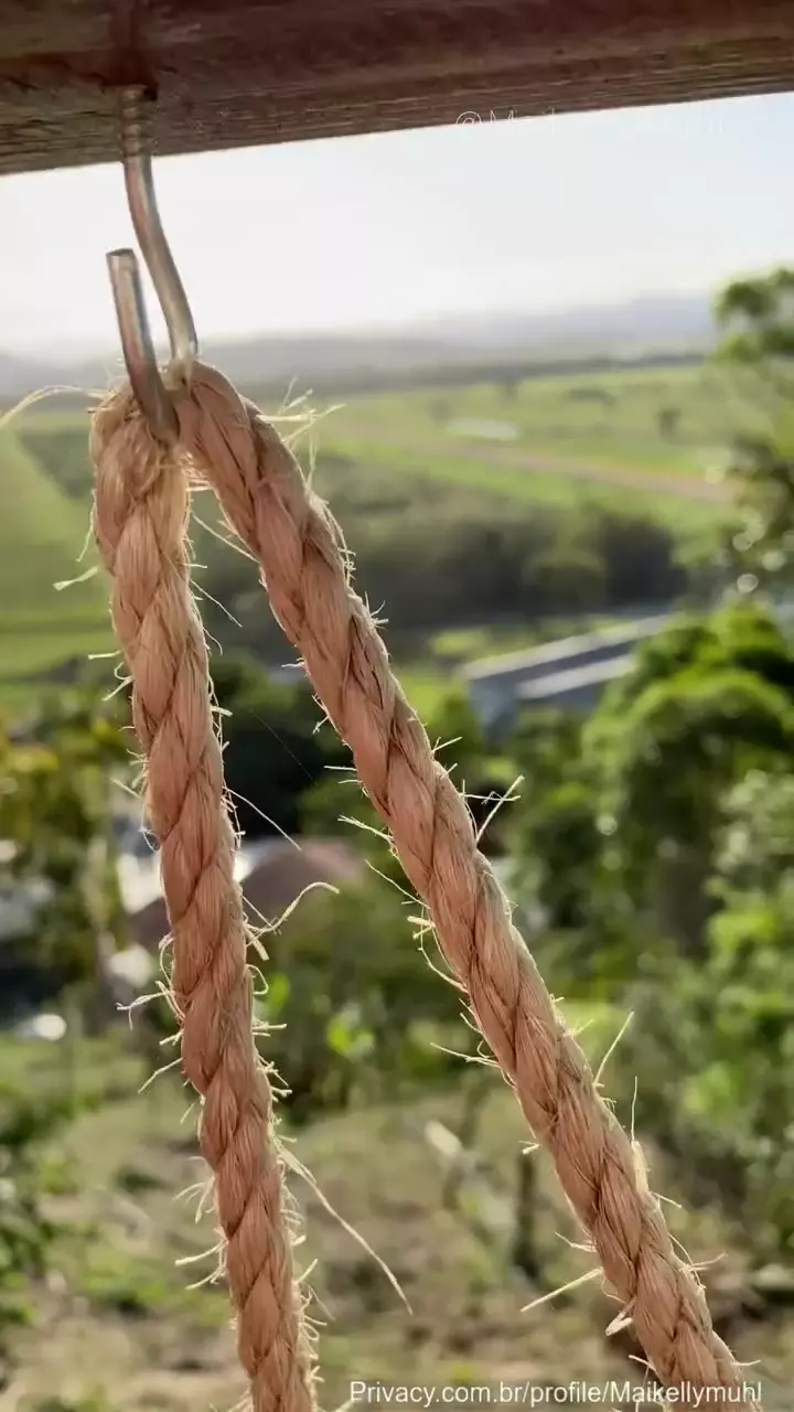 Maikelly Muhl foi flagrada lendo sem roupa, mostrando suas bucetinha na varanda