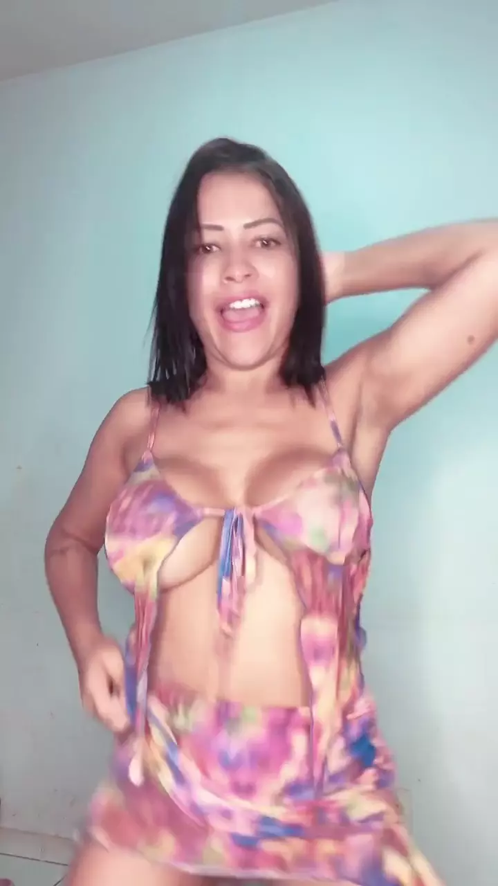 Wátina Mara está dançando sensualmente sem roupa em sua casa