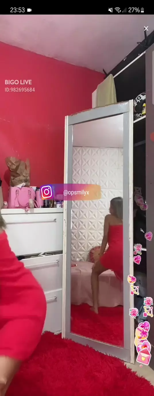 Novinha safadinha Opsmilyx mostrando tudo dançando funk depois de deixar a toalha cair