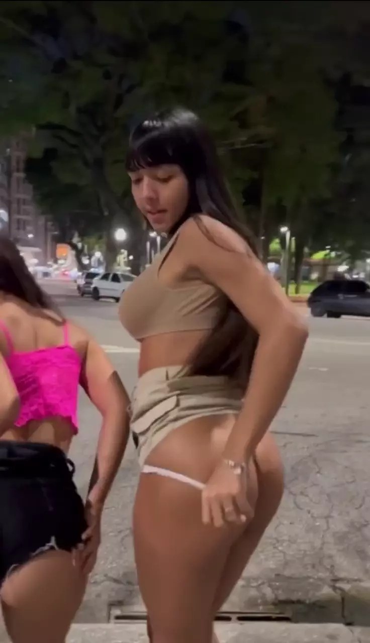 Mariah Kalili e sua amiga safadinha mostrando seus corpos nus no centro de São Paulo