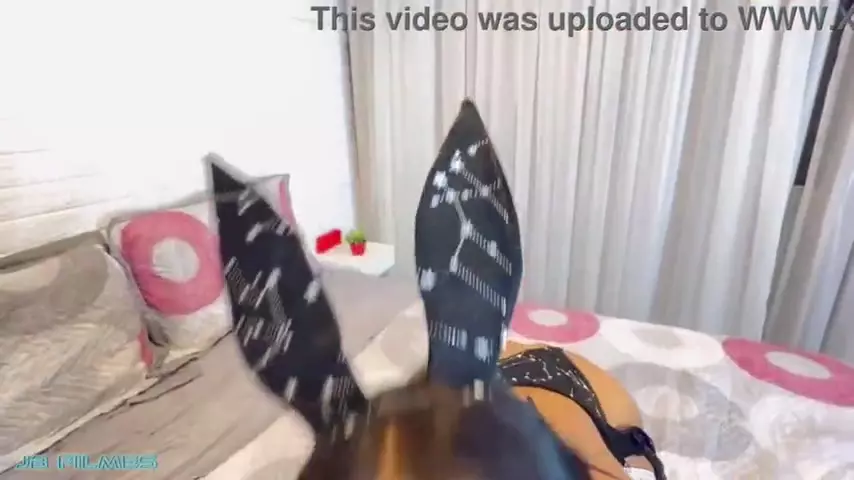 Morena gostosa e experiente esbanjando sensualidade na sacanagem usando sua roupa íntima mais provocante