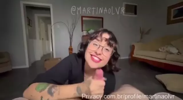 Martina Olvr fazendo carinho no namorado esperando por um presentinho