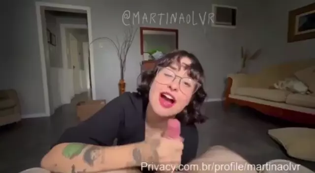 Martina Olvr dando umazinha para o boy na esperança de ganhar um leitinho