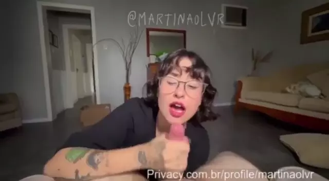 Martina Olvr fazendo carinho no namorado esperando por um presentinho