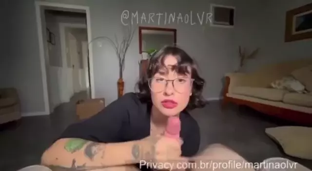 Martina Olvr fazendo carinho no namorado esperando por um presentinho