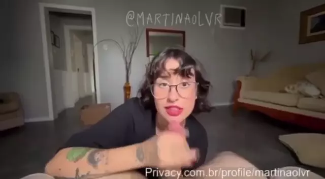 Martina Olvr fazendo carinho no namorado esperando por um presentinho