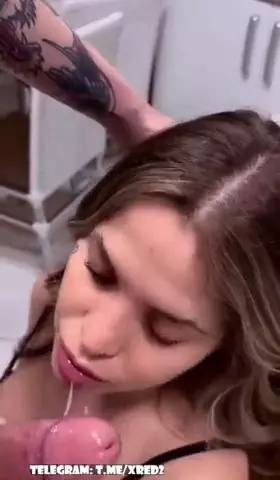 Maru Karv fazendo uma sessão de sexo oral intensa e levando gozada na boca e no rosto