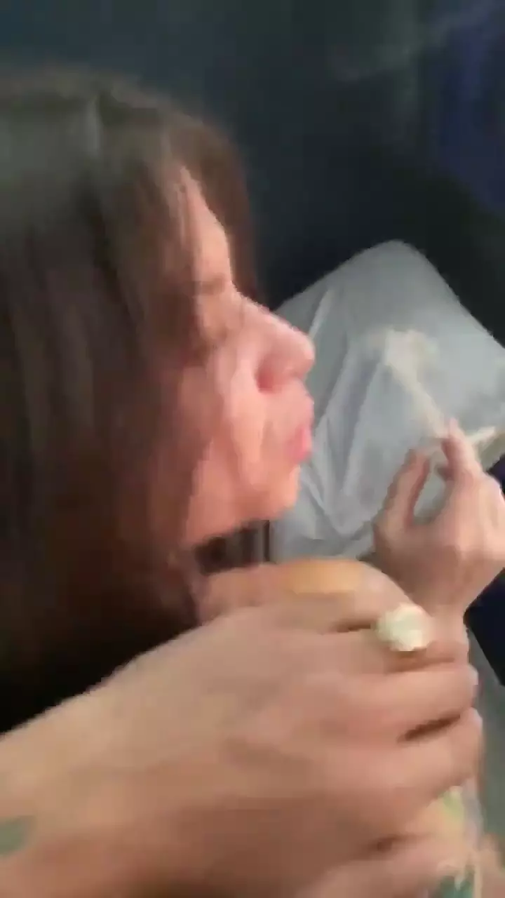 Mc Pipokinha foi flagrada em uma situação íntima dentro da van antes de se apresentar