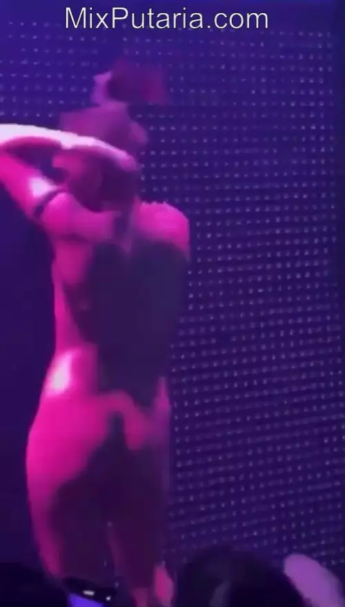 Vídeo de conteúdo adulto no show do MC Pipokinha mostrando fã fudendo gostoso oral nela