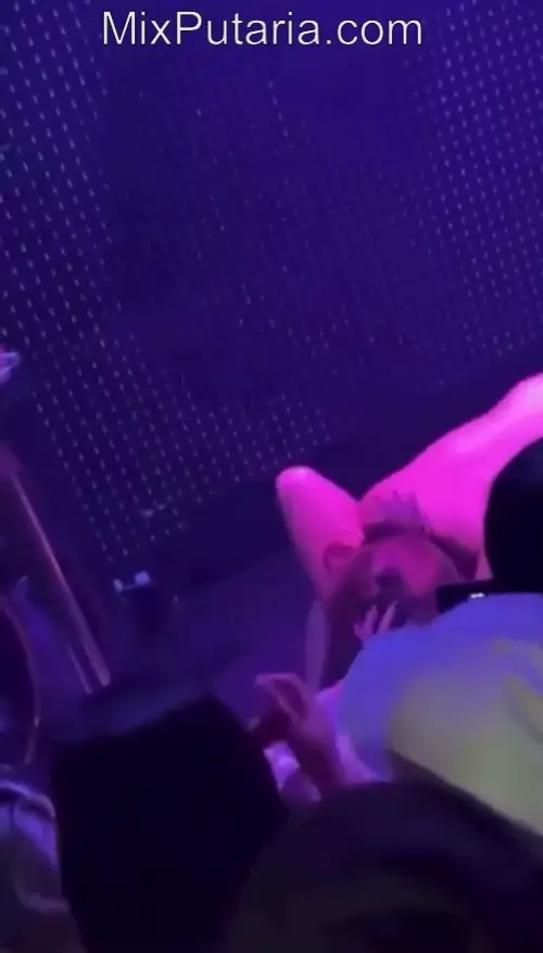 Vídeo sensual no show do MC Pipokinha mostra fã fudendo gostoso oral na garota