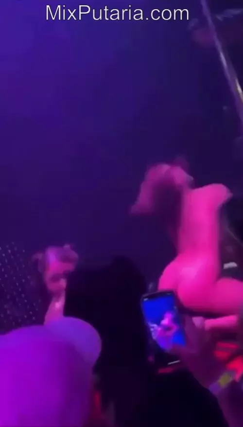 Vídeo de conteúdo adulto no show do MC Pipokinha mostrando fã fudendo gostoso oral nela