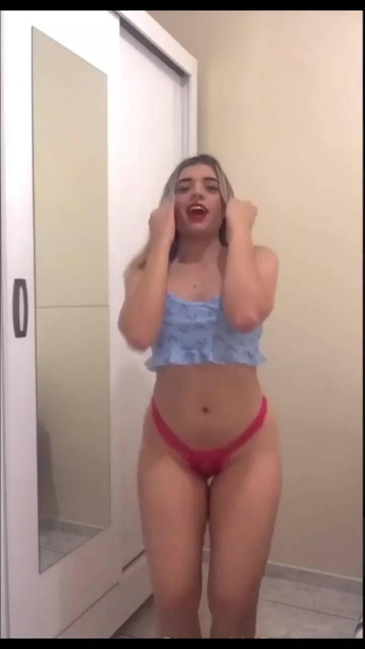 Isabela Fontenely dançando de forma sensual com uma calcinha pequena realçando suas curvas