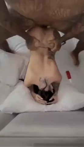Mc de quatro levando pau na buceta e gemendo alto de prazer