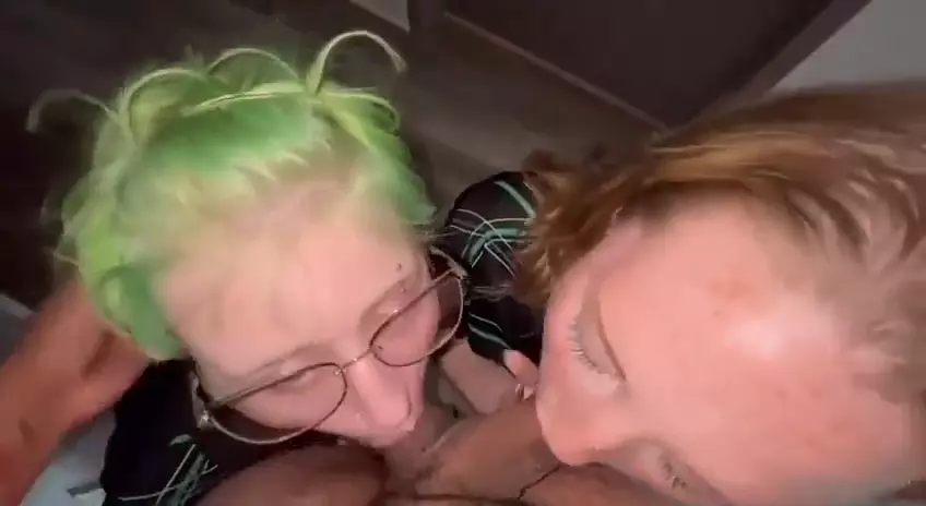 Feministas se divertindo com o membro avantajado