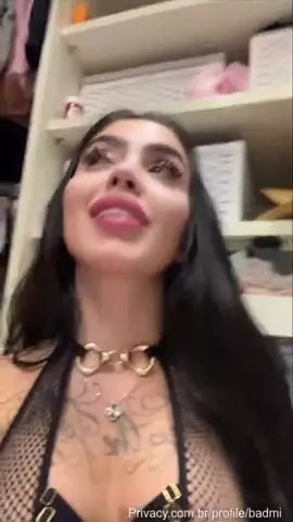 A cantora de funk Mc Mirella mostrando seu estilo com uma roupa transparente e esbanjando charme