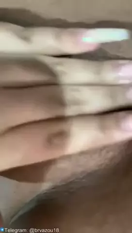 Gordinha de bundão nua fazendo uma auto-satisfação deliciosa