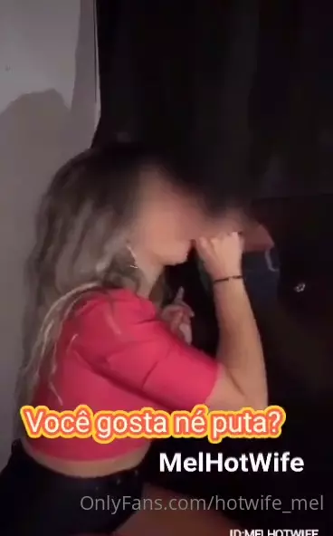 Hotwife Mel fudendo gostoso oral em um homem desconhecido durante uma troca de casais