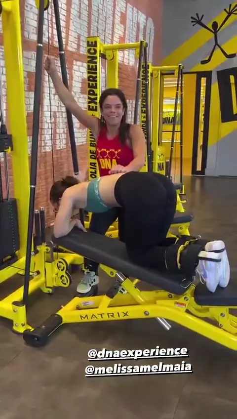 Mel Maia, conhecida atriz, ostenta suas pernas torneadas em um intenso treino de musculação