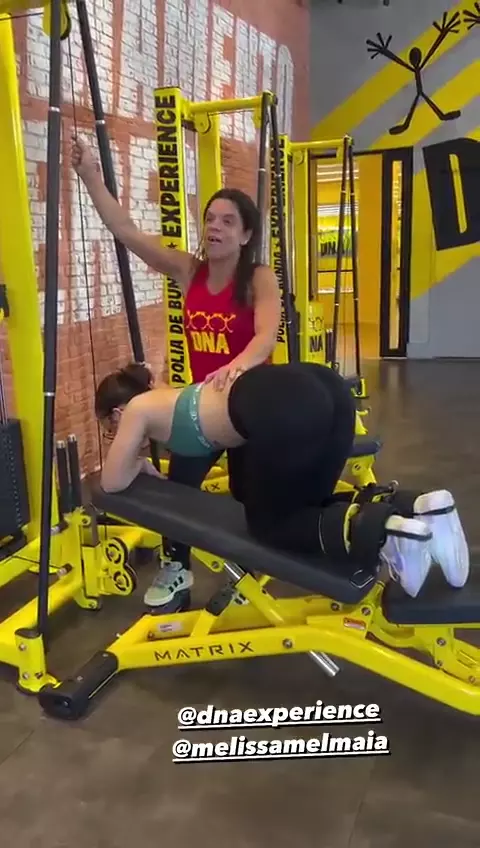 Mel Maia, conhecida atriz, ostenta suas pernas torneadas em um intenso treino de musculação