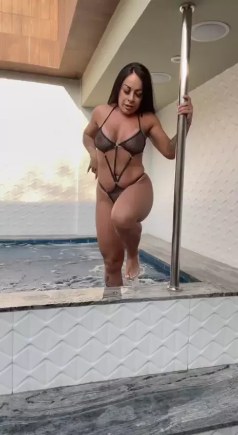 Melissa Pitanga exibindo sua sensualidade no pole dance para o amante no quarto do motel