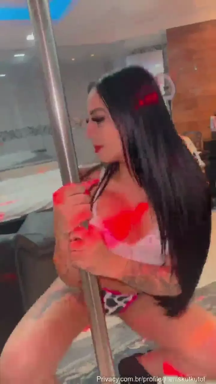 Jhenis Kut Kut arrasando no pole dance do motel para o crush