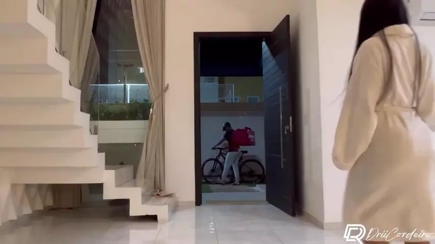Flagra a mulher casada se despindo pra entregador do iFood e se envolvendo com ele em pé na sala