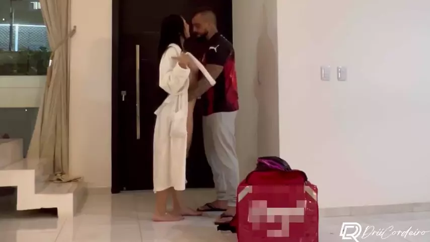 Flagra a mulher casada se despindo pra entregador do iFood e se envolvendo com ele em pé na sala